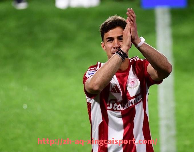 杏彩体育-英超裁判与球员冲突事件的详细回顾与分析